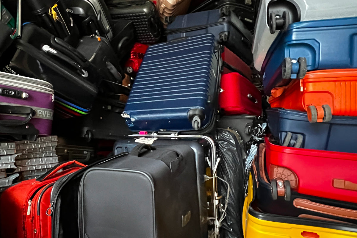 accumulation de valises endommagées