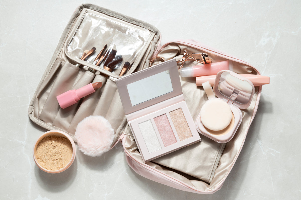 Cosmétique et maquillage dans l'avion : que peut-on emporter ?